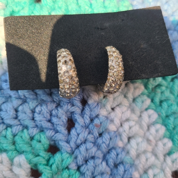 Vintage Jeweled Clip On Earrings - Picture 4 of 7